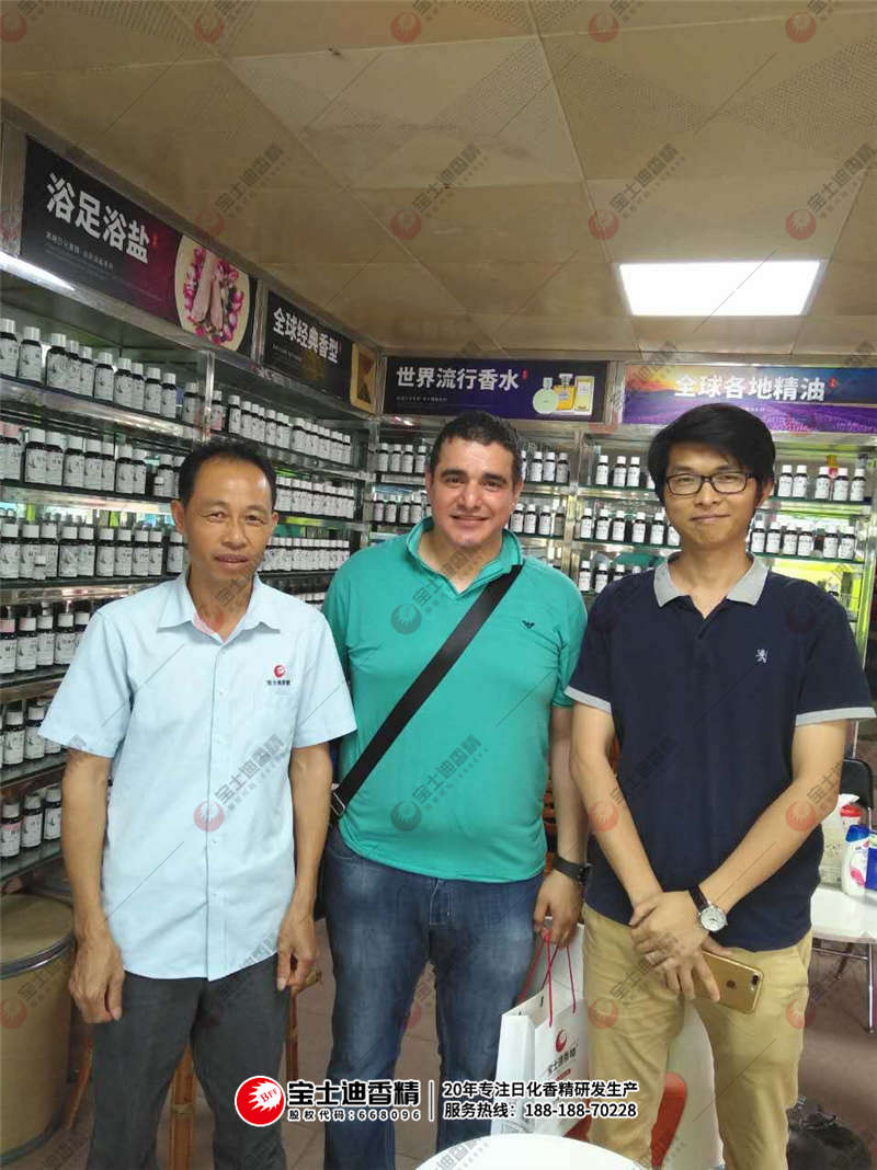 Yamen先生與寶士迪員工合照 Yamen先生與寶士迪員工合照