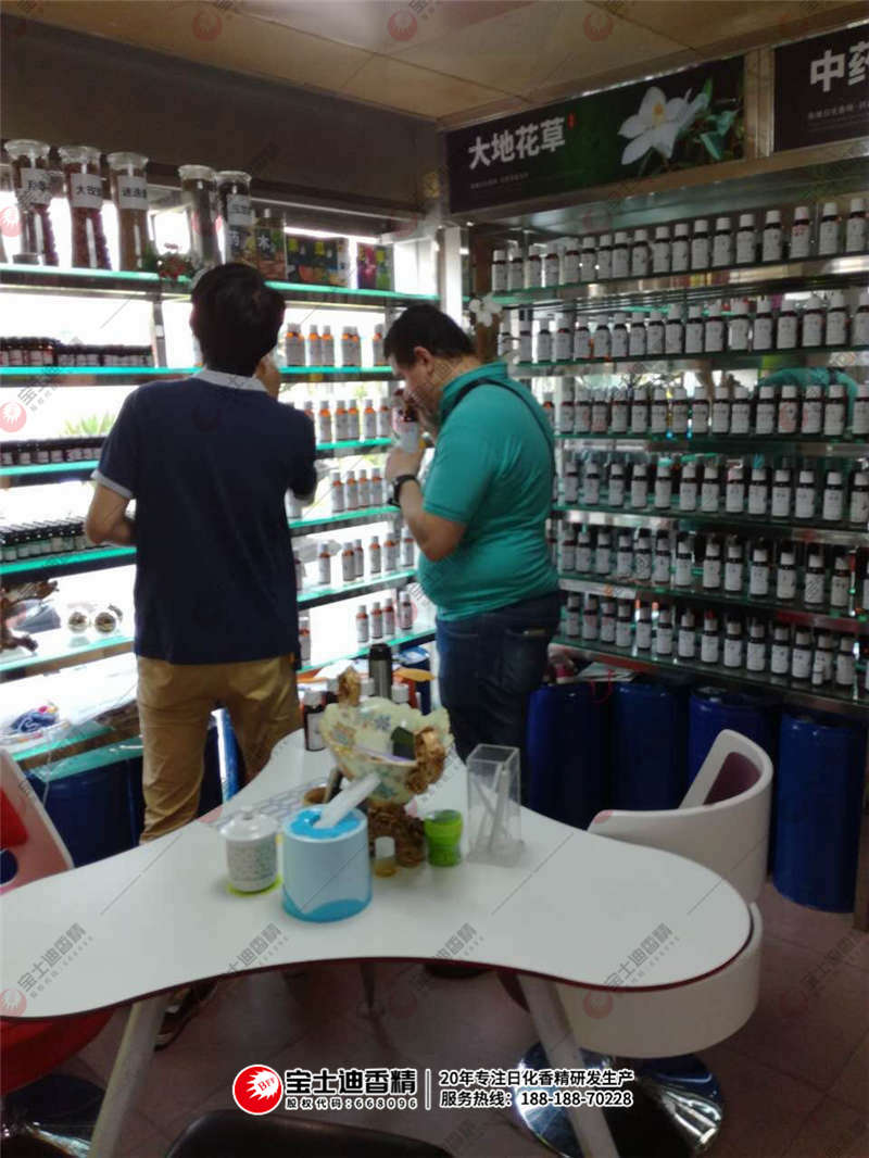 Yamen先生與寶士迪員工聞香 Yamen先生與寶士迪員工聞香