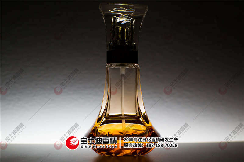 一瓶精油放在桌子上 一瓶精油放在桌子上