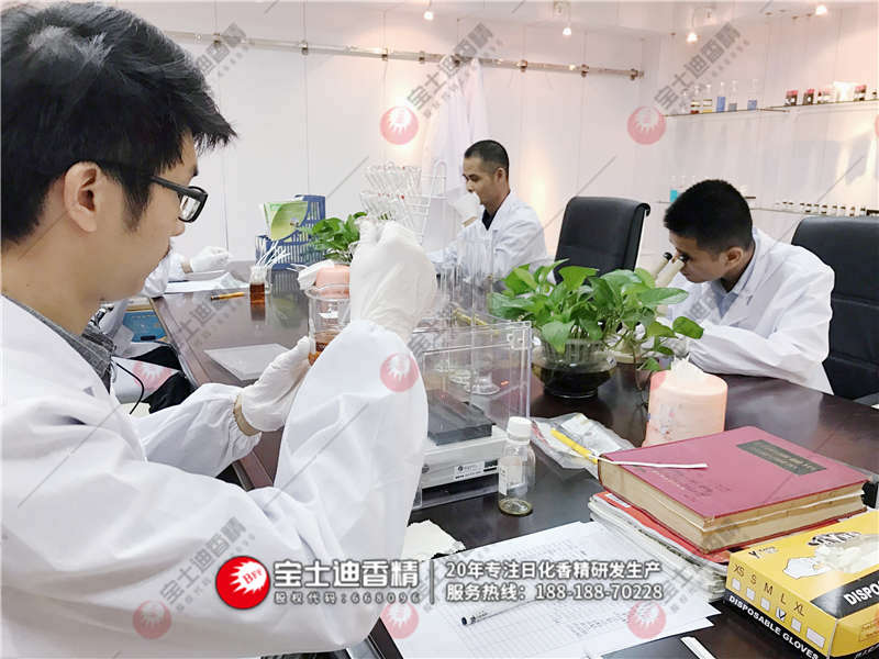 調(diào)香人員在調(diào)配香精 調(diào)香人員在調(diào)配香精