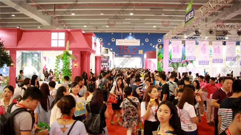 眾多人現(xiàn)身廣州美博會(huì)展區(qū) 眾多人現(xiàn)身廣州美博會(huì)展區(qū)