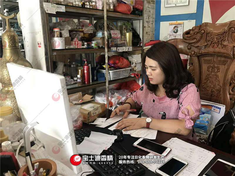 寶士迪香精員工查看紙簽 寶士迪香精員工查看紙簽