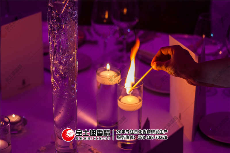 點(diǎn)燃的蠟燭 點(diǎn)燃的蠟燭