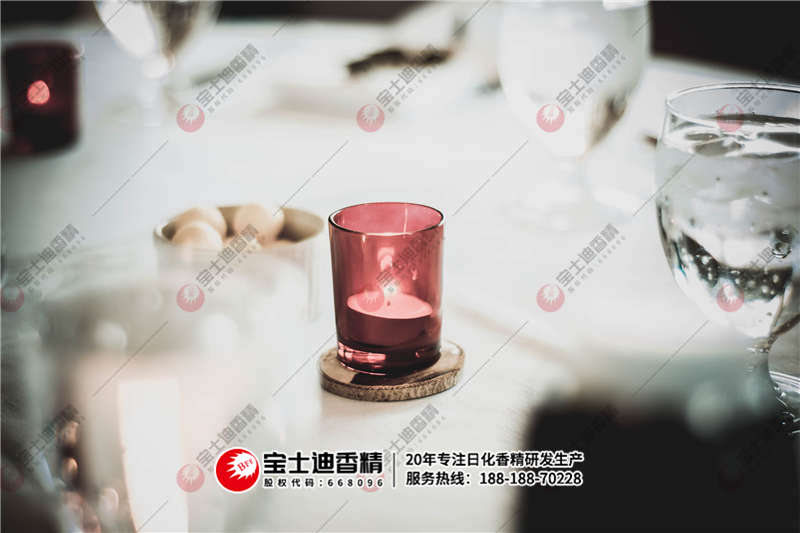 點(diǎn)著的香氛蠟燭 點(diǎn)著的香氛蠟燭