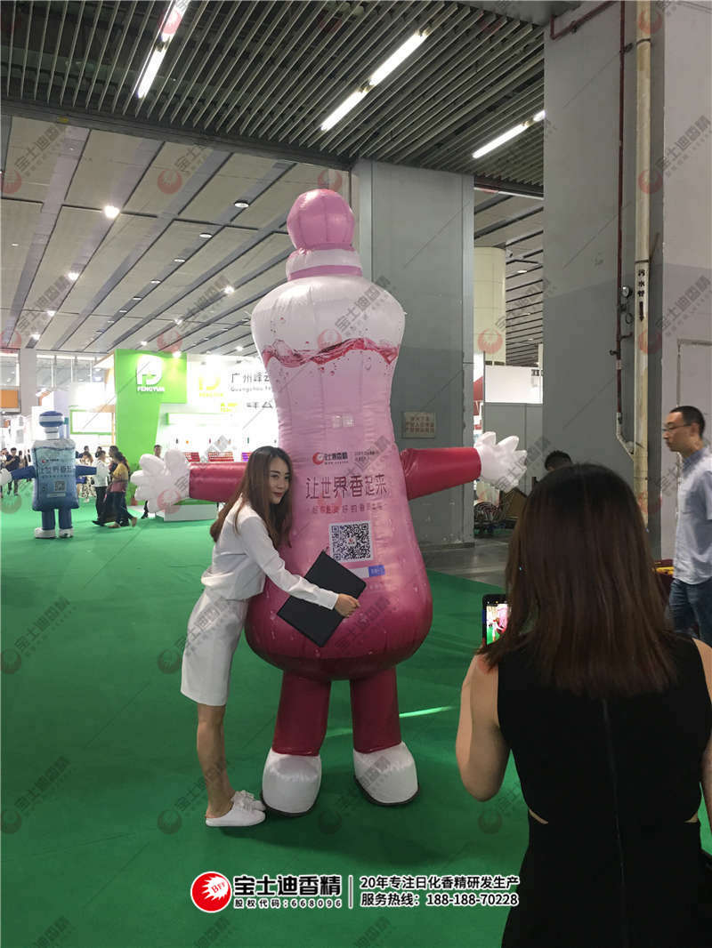 美女和公仔拍合照 美女和公仔拍合照