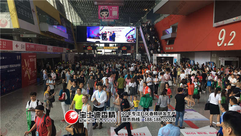 人潮擁擠 人潮擁擠