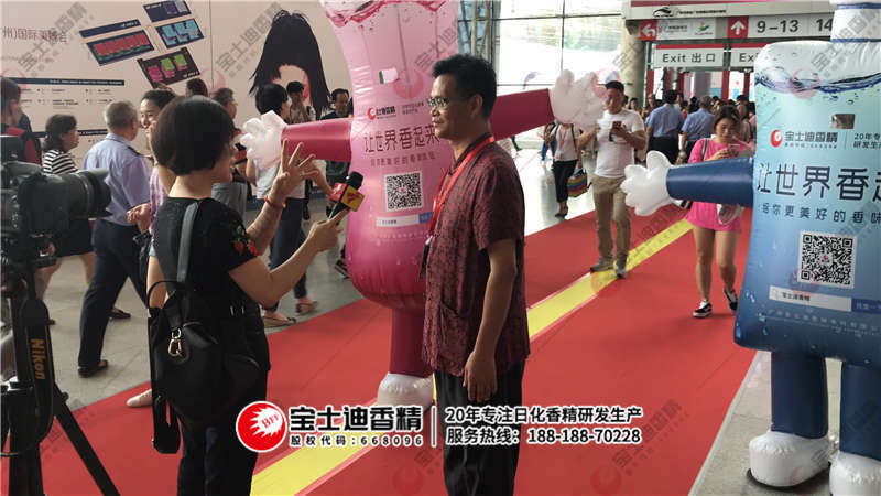 董事長(zhǎng)接受采訪 董事長(zhǎng)接受采訪